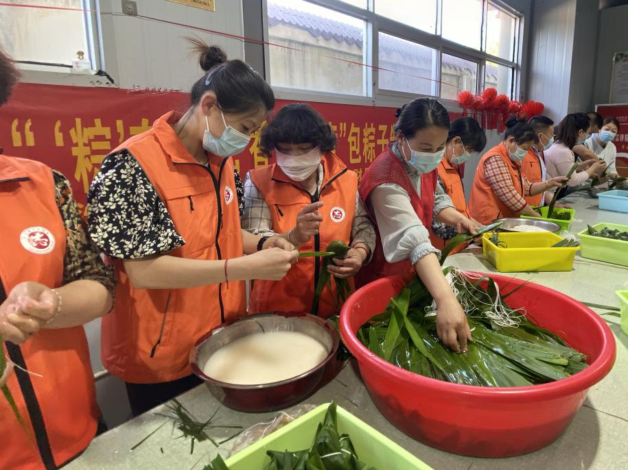 青口供電所黨支部聯(lián)合生產(chǎn)生活服務(wù)中心分會、黃沙坨社區(qū)，共同舉辦“悠悠艾草香 濃濃端午情”系列活動。.png